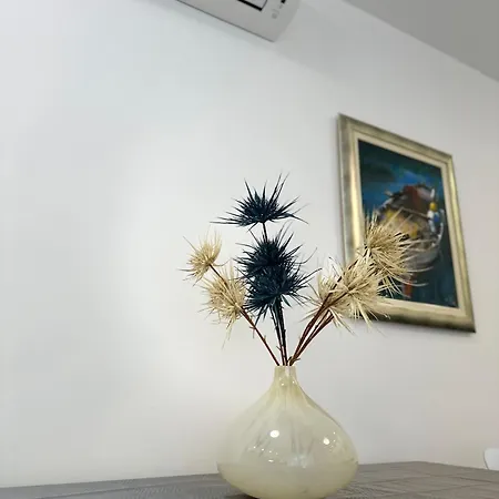 Emily At Center דירה *