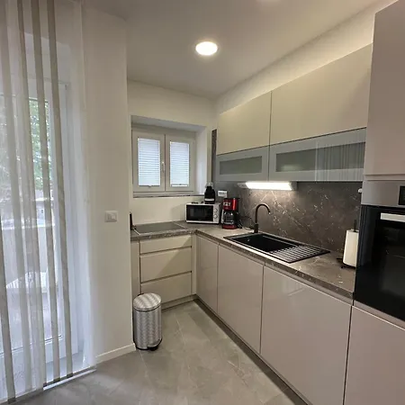 Emily At Center Split