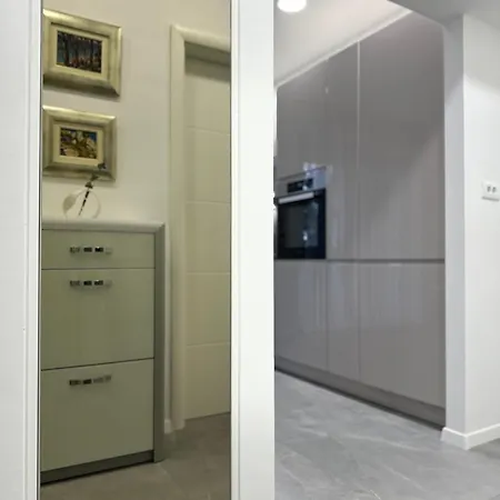 Emily At Center Split